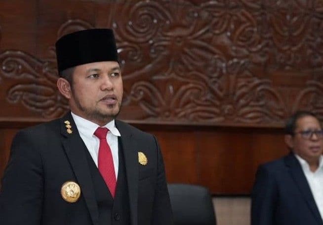 Gubernur Kalimantan Timur  Rudy Mas’ud (Harum) menyampaikan Tanggapan dan/atau Jawaban Gubernur Kalimantan Timur terhadap Pandangan Umum Fraksi-fraksi DPRD Kaltim atas Nota Penjelasan terhadap 2 (dua) Rancangan Peraturan Daerah (Ranperda). (Adpimprov/Adi Susesno)
