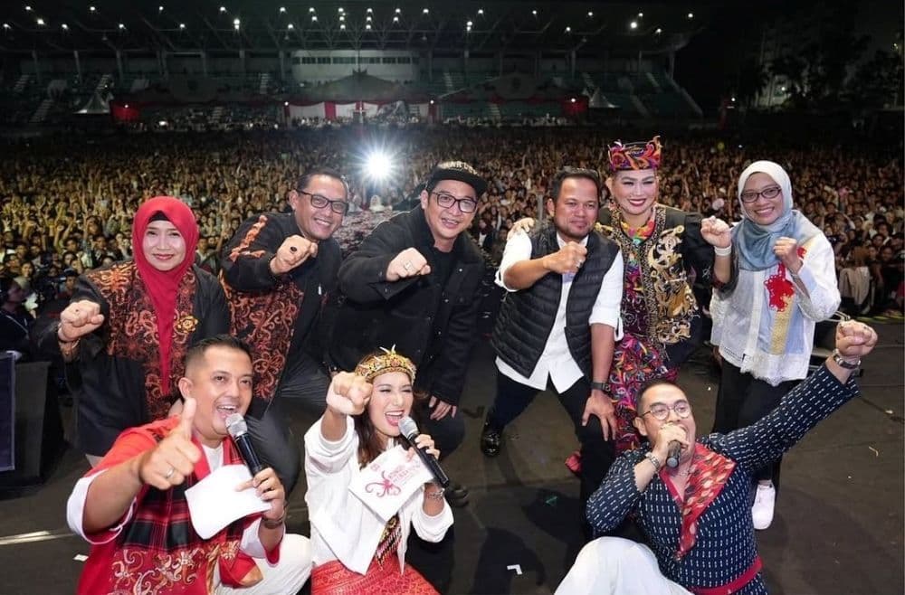 Gubernur Kaltim, Rudy Mas’ud bersama istri yang juga anggota DPRD RI, Syarifah Suraidah, Wakil Gubernur Seno Aji meresmikan aplikasi Sakti Gemas dalam Konser Merah Putih HUT ke-80 Kemerdekaan di Stadion Madya Gelora Kadrie Oening Samarinda. (Foto: Adpimprov)