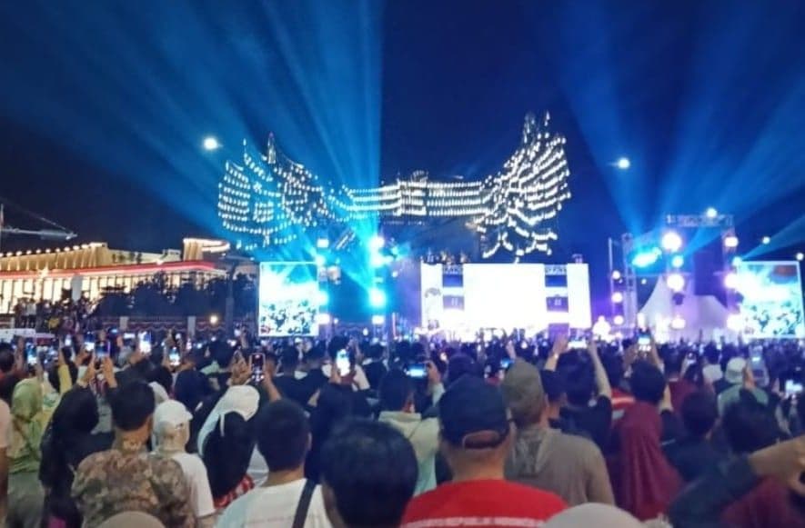 Suasana Pesta Rakyat bersama Padi Reborn di IKN malam tadi.