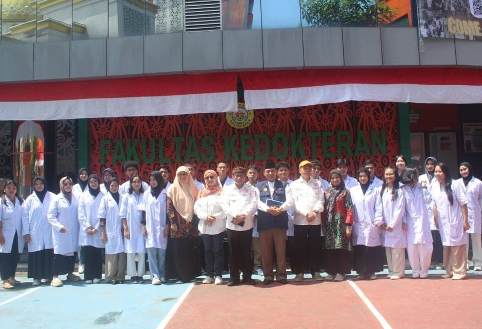 Berfoto bersama calon mahasiswa Fakultas Kedokteran Uniba.