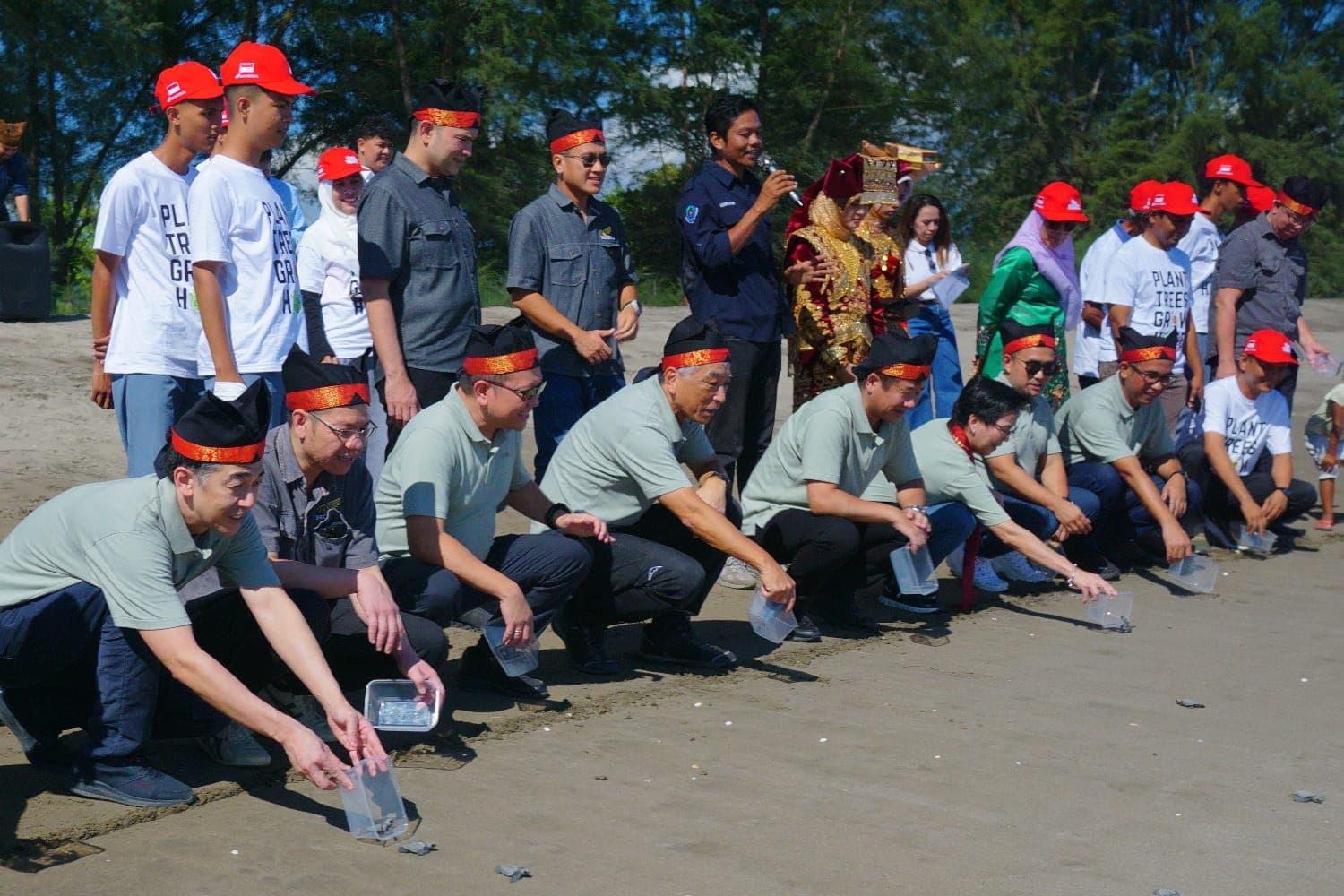 Yayasan AHM Tanam Ribuan Mangrove di Sumbar, Dukung Ekowisata Pesisir