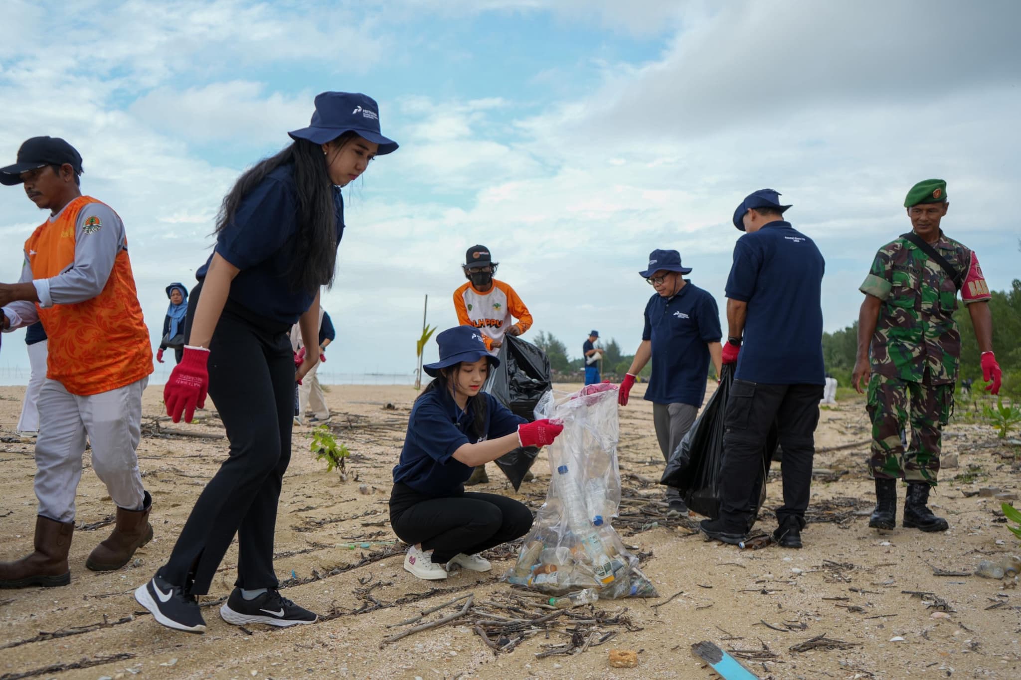 Coastal Clean Up, KPB Gandeng Pemkab Bersihkan Ratusan Kilo Sampah Pesisir PPU
