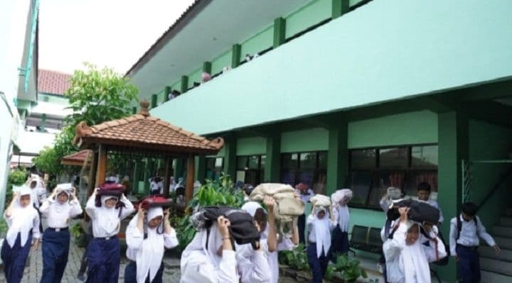 Siswa-siswi di sebuah sekolah  sedang melakukan simulasi bencana. (Foto:BPBD/ Ilustrasi)