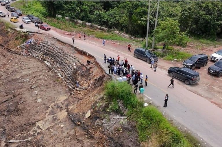 Kondisi jalan putus di Bengalon, Kabupaten Kutai Timur saat dipintasi rombongan Gubernur Kaltim Rudy Mas'ud. (Adpimprov/Ahmad Riyandi)