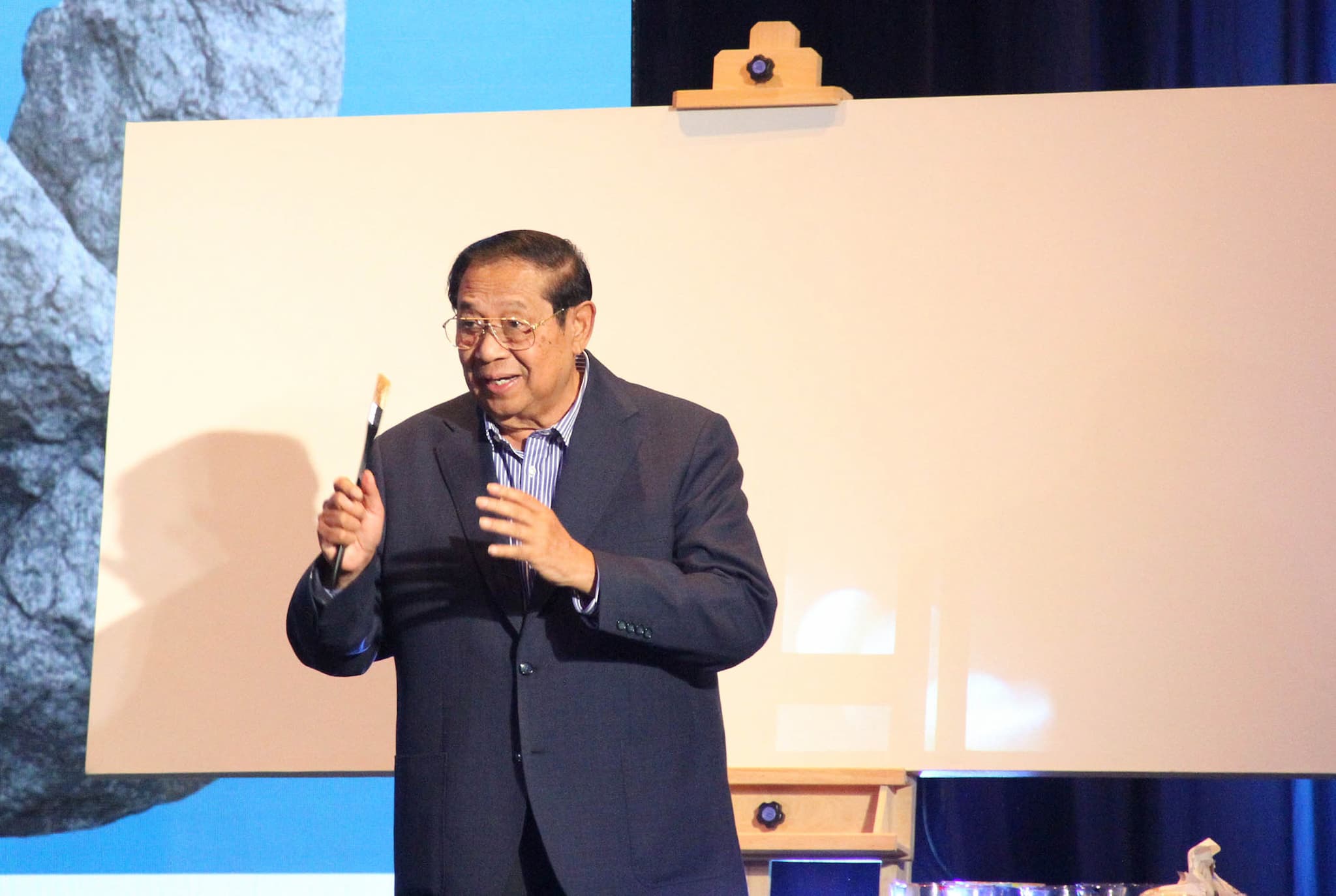 Pembina SBY Art Community Susilo Bambang Yudhoyono saat membuka pameran lukisan Art for Peace and a Better Future di 24 Hours Hotel The Oddbird, ASHTA District 8, Jakarta, Sabtu 6 September 2025. Foto : Panji Asmoro/TrenAsia