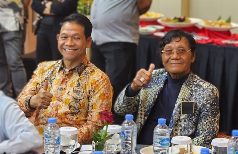 Ketua Tim Seleksi Internal, M. Slamet Brotosiswoyo (kanan) bersama Sekretaris DPP APINDO Kaltim dalam sebuah pertemuan.