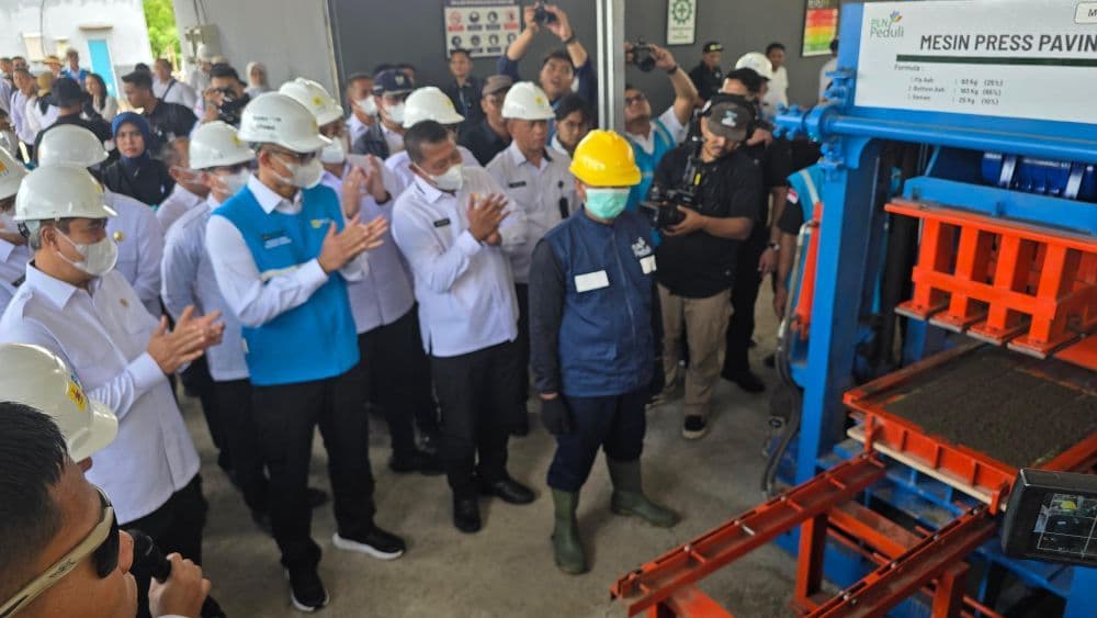 Direktur Utama PLN, Darmawan Prasodjo, dan menteri  Imipas, Agus Adrianto, menyaksikan produksi FABA oleh warga binaan Lapas Nusakambangan.