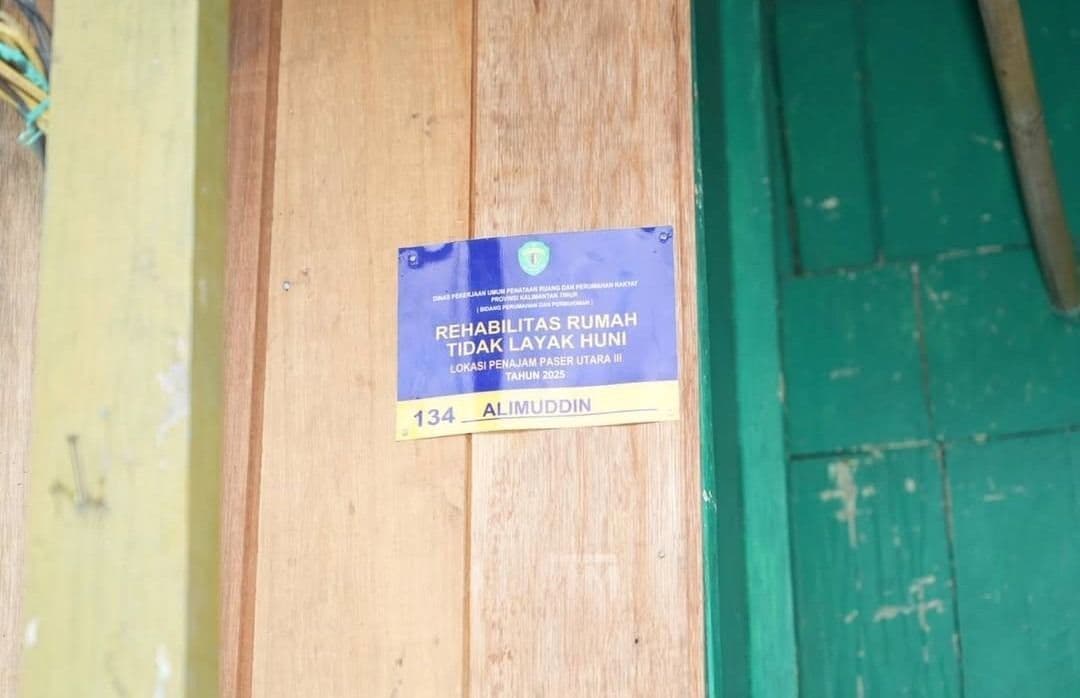 Pemprov Kaltim membeirkan bantuan perbaikan rumah kepada warga Penajam Paser Utara. (Adpimprov/Ahmad Riyandi)