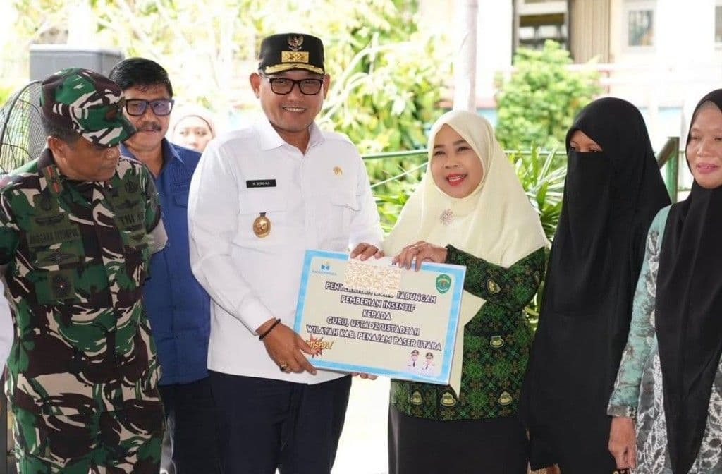 Wakil Gubernur, Seno Aji memberikan penghargaan Jospol Insentif Guru dan Marbut, serta Penjaga Rumah Ibadah Non-Muslim kepada guru dan warga Kabupaten Penajam Paser Utara (PPU) di SMP Negeri 21 Penajam. (Adpimprov/ Ahmad Riyandi)