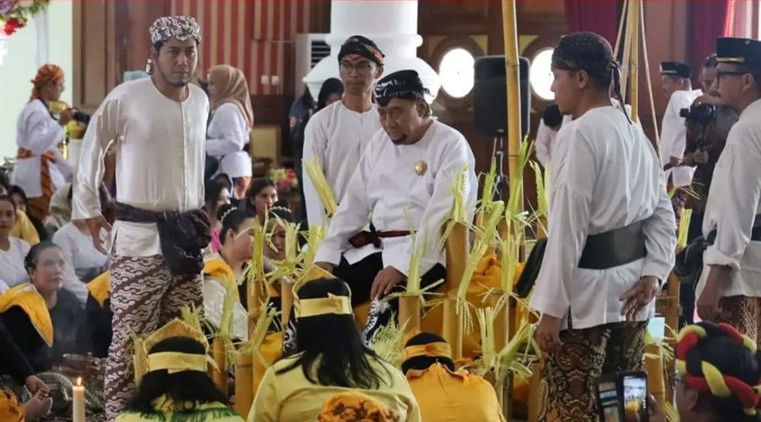 Upacara Beluluh dijalani Sultan Aji Muhammad Arifin di Kedaton Kesultanan, Kamis (18/9/2025). Acara ini menandai dimulainya rangkaian Erau yang akan dibuka secara resmi pada 21 September. (Prokom)
