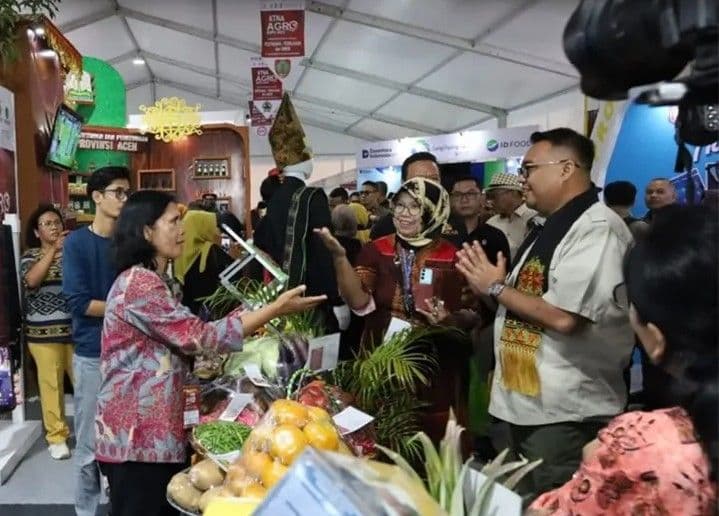 Bupati Kutai Kartanegara, Aulia Rahman Basri, membuka rembuk KTNA dan ekspo hasil pertanian. (Prokom) 