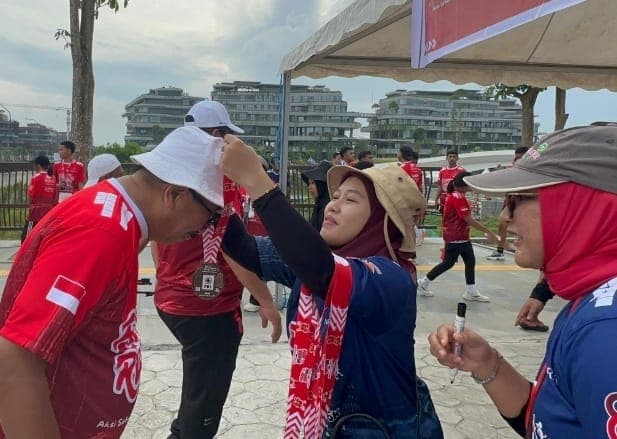Mendapat kalungan medali meski hanya jalan kaki bukan lari.