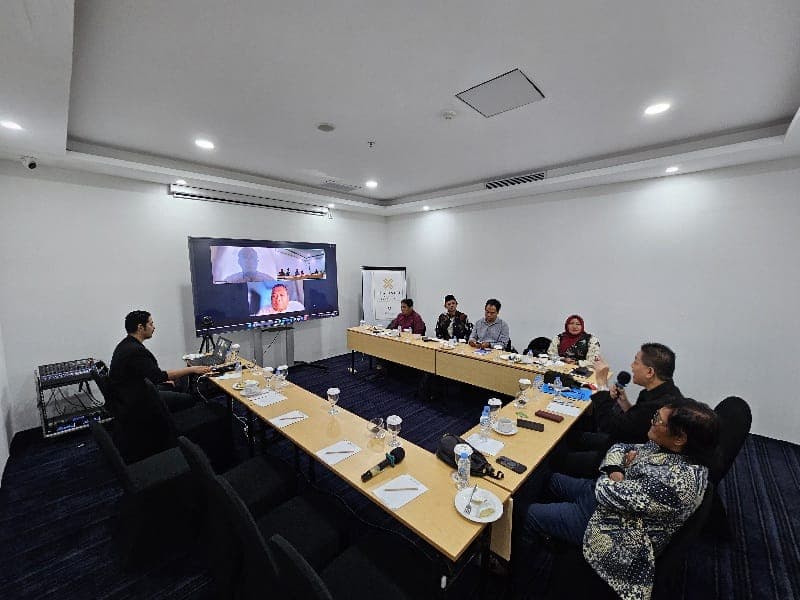 Pembekalan calon hakim Ad-hoc unsur pengusaha oleh hakim PHI Jawa Timur asal Kaltim,  Wahyu Hartono. 