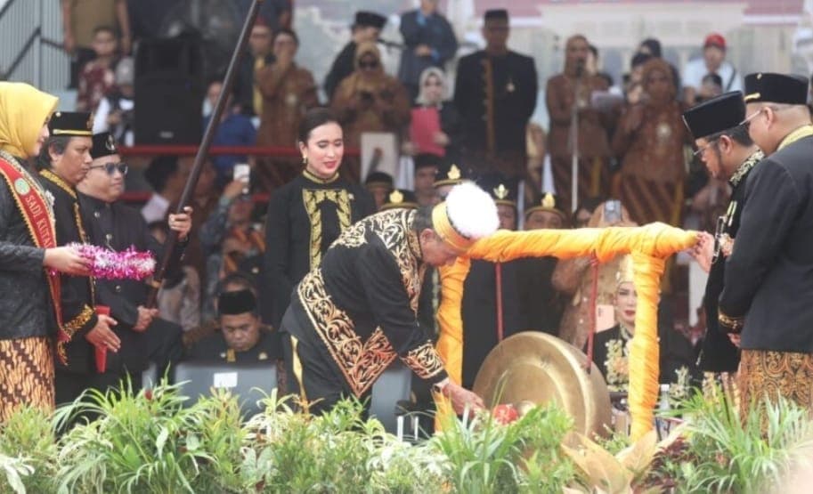 Disaksikan Menpar Widiyanti Putri Wardhana, Gubernur Kaltim Rudy Mas’ud, dan Bupati Kutai Aulia Rahman, Sultan Kutai memukul gong menandai dimulakannya pesta budaya Erau 2025.