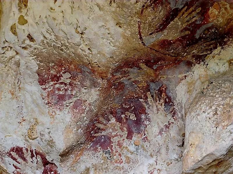 Tapak tangan purba di goa Blonyot Kampung Merabu kawasan karst Sangkulirang Mangkalihat. (Foto: YKAN)