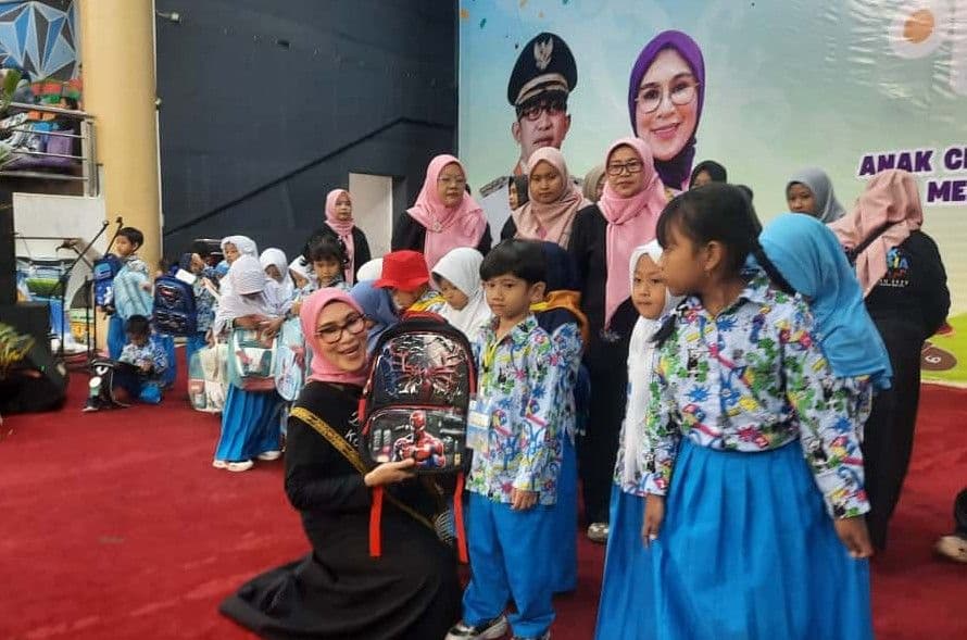 Bunda PAUD Balikpapan, Nurlena Mas'ud bersama anak-anak PAUD dalam Festival Anak Indonesia Hebat 2025 di Dome Balikpapan pada Rabu 1 Oktober 2025