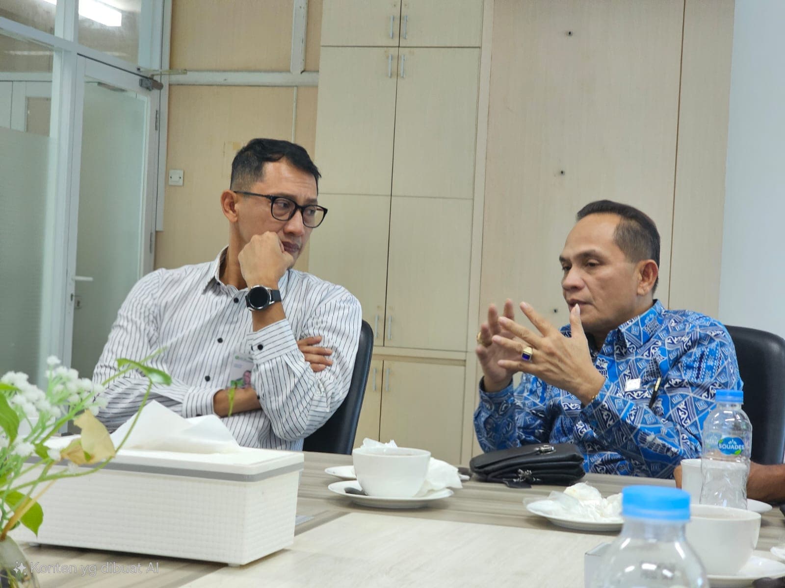 Kepala Cabang BPJS Ketenagakerjaan Balikpapan, Teldi Rusnal dan Ketua APINDO Kaltim, Abriantinus dalam sharing sessions program MLT. 