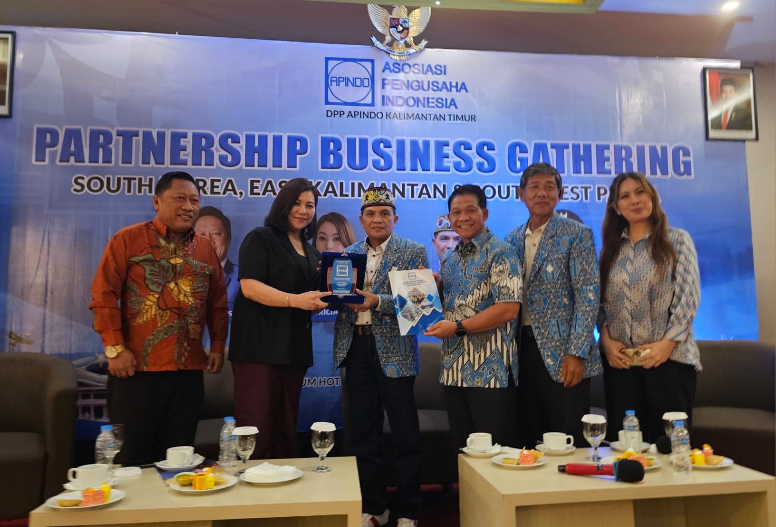 Ketua DPP APINDO Kaltim Abriantinus menyerahkan cinderamata kepada CEO PT Anugrah Cahaya Pelangi, Patricia Moon.