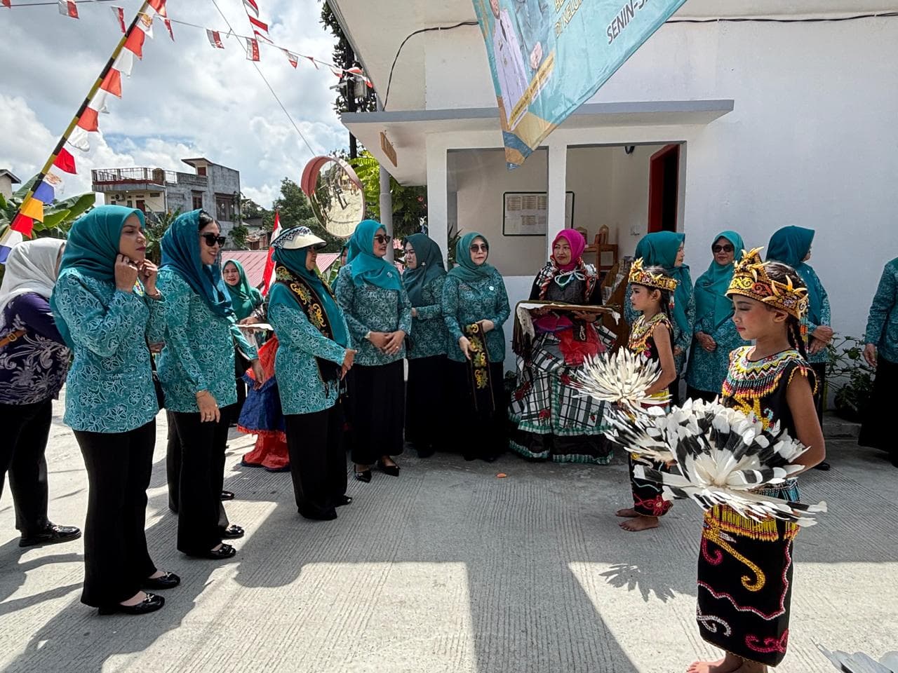 Tim Penggerak Pemberdayaan dan Kesejahteraan Keluarga (TP PKK) Kota Balikpapan menyambut kedatangan tim verifikasi lapangan Lomba Dasawisma TP PKK Kalimantan Timur di kawasan Kelurahan Telaga Sari, Kecamatan Balikpapan Kota, Senin (13/10/2025). 