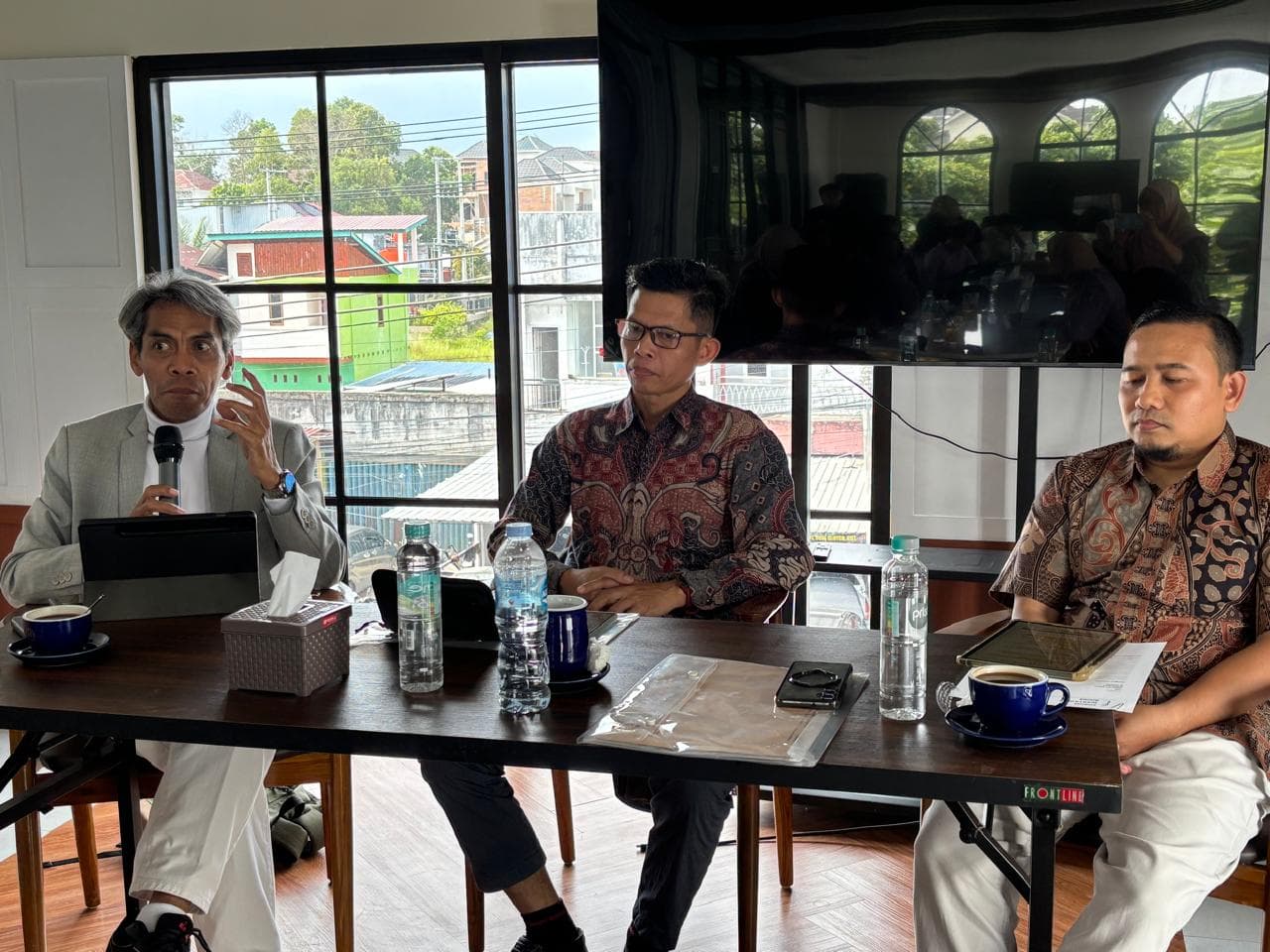 ekonom Universitas Mulawarman (Unmul) Purwadi Purwoharsojo, pakar kebijakan publik Unmul, Dr. Saipul, Peneliti energi dari Sekolah Tinggi Teknologi Minyak dan Gas Bumi (STT MIgas) Balikpapan, Dr. Andi Jumardi dalam Diskusi Kemandirian Energi, di Balikpapan pada Jumat (17/10/2025)