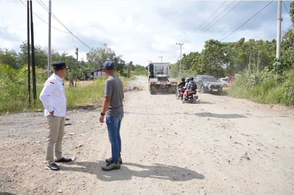 Wakil Gubernur Kaltim, Seno Aji, mengunjungi  jalan nasional di Simpang Blusuh, Kutai Barat, Senin (20/10/2025). (Foto: Adpimprov/ Hudais Tri Putra)