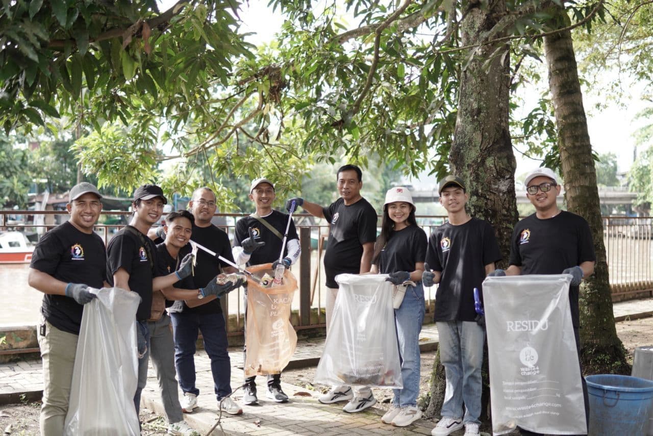 Tingkatkan Kualitas Hidup, Aksi Bersih Mandiri Ajak 100 Peserta Bersihkan Perairan Kalimantan