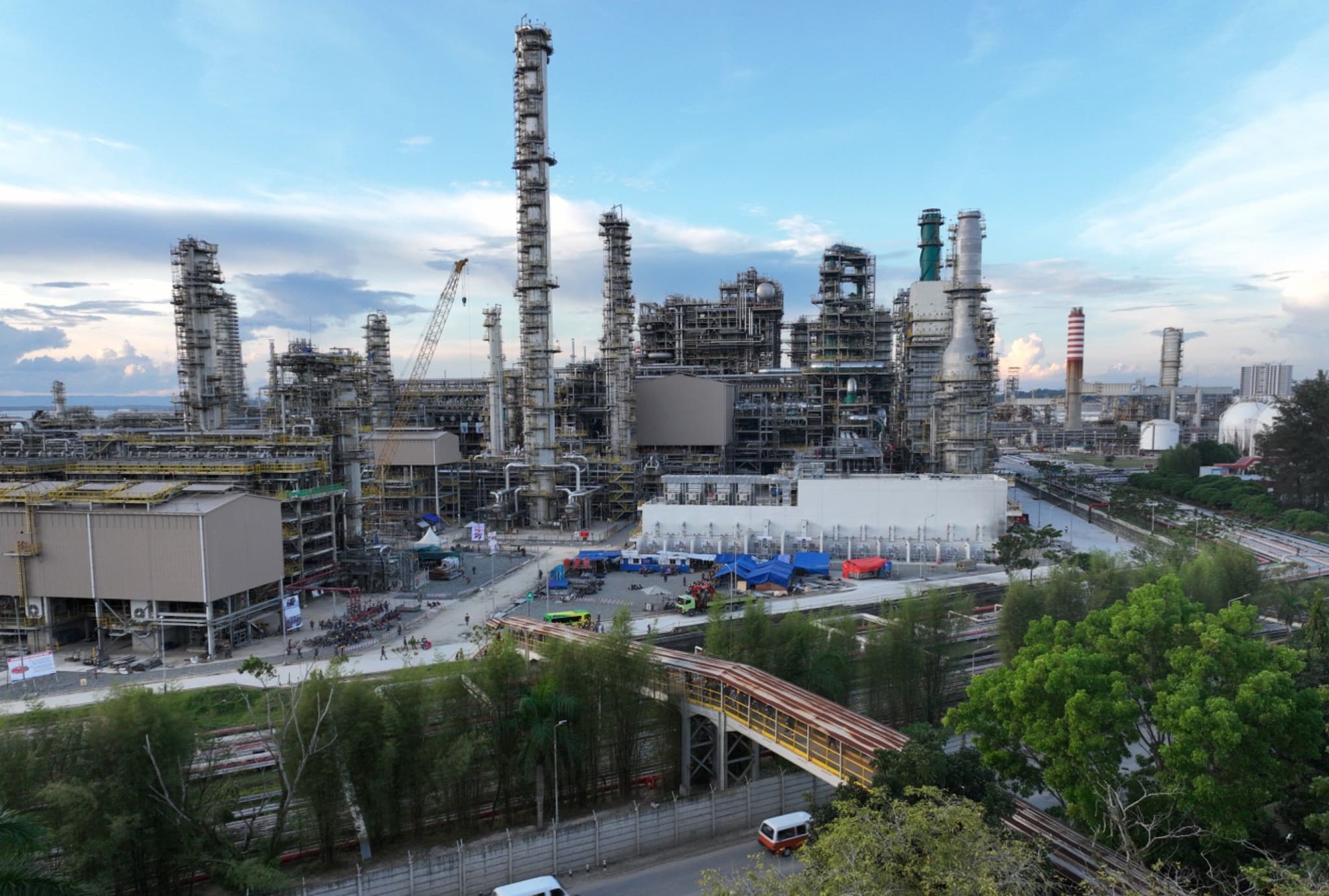 Kilang Raksasa yang Hidupkan Ribuan Mimpi Warga Kota Minyak