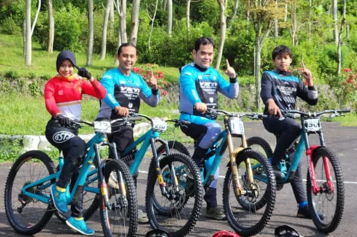 Pebalap YTI Racing Team Juara di 76 Indonesian Downhill 2025