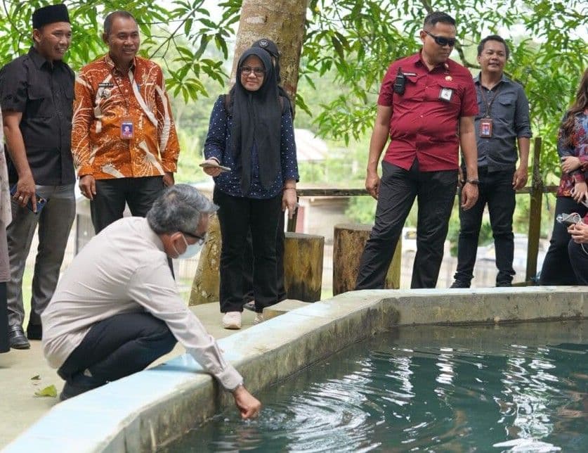 Bupati Kutai Timur, Ardiansyah Sulaiman mengunjungi sumber air panas alami di Desa Batu Lepoq, Kecamatan Karangan, Kabupaten. (Prokom/ Zaki) 