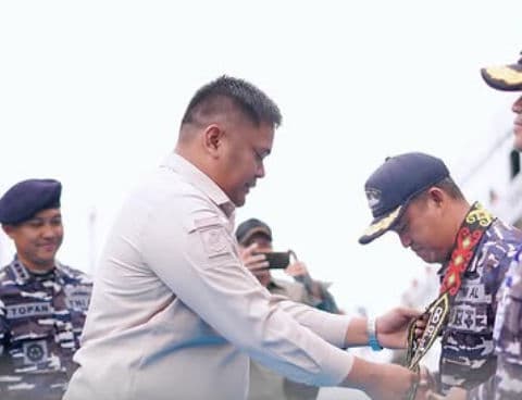 Fauzi Adi Firmansyah mengalungkan selendang manik-manik khas Kalimantan Timur kepada perwakilan Taruna AAL