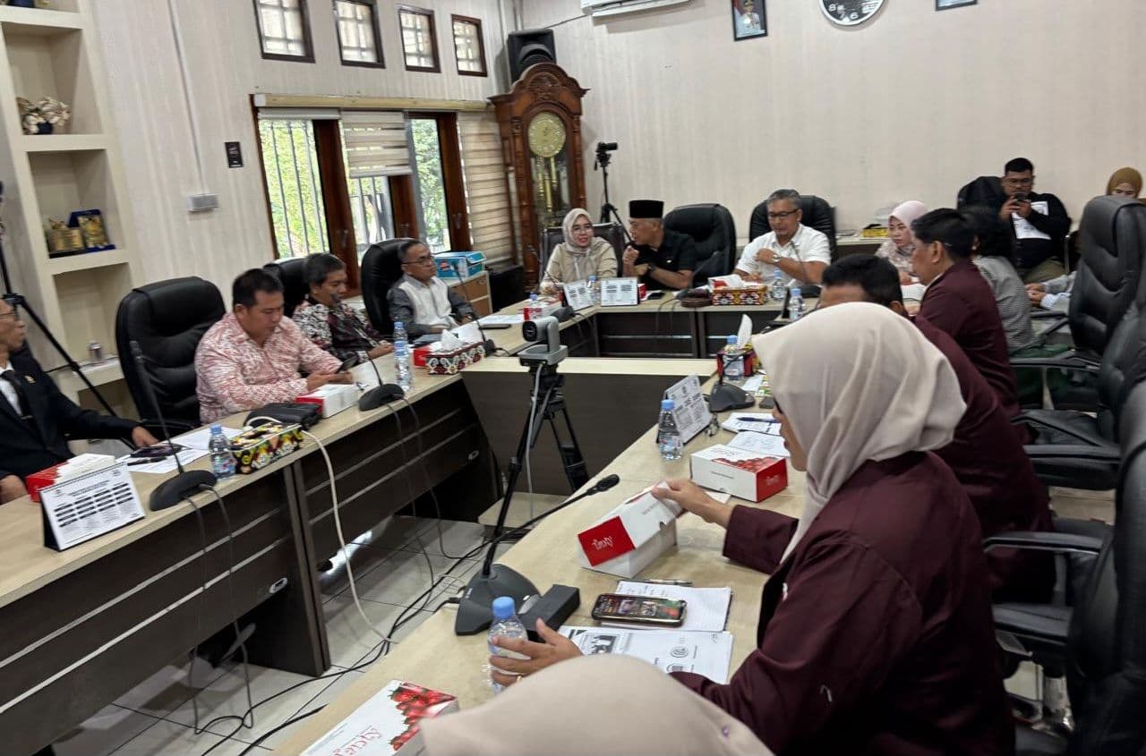 Anggota DPRD Balikpapan, Andi Arif Agung, ketika menerima kunjungan Fakultas Hukum Universitas Mulia pada Senin 3 November 2025