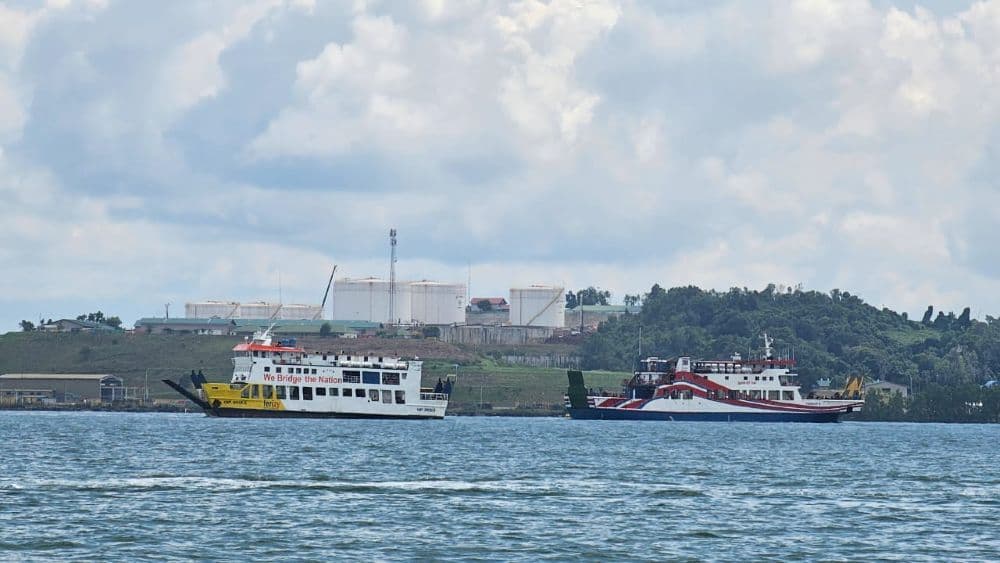 Kapal Ferry melintas di dekat fasilitas milik perusahaan tambang batu bara, PT Bayan Resources di Teluk Balikpapan. BPS Kaltim mencatat ekspor non migas mengalami tekanan sepanjang tahun 2025. 