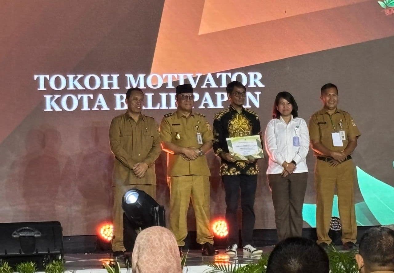 Anggota DPRD Balikpapan, Suwanto menerima penghargaan Tokoh Motivator dalam ajang Awarding CGH di Dome Balikpapan pada Selasa 4 November 2025
