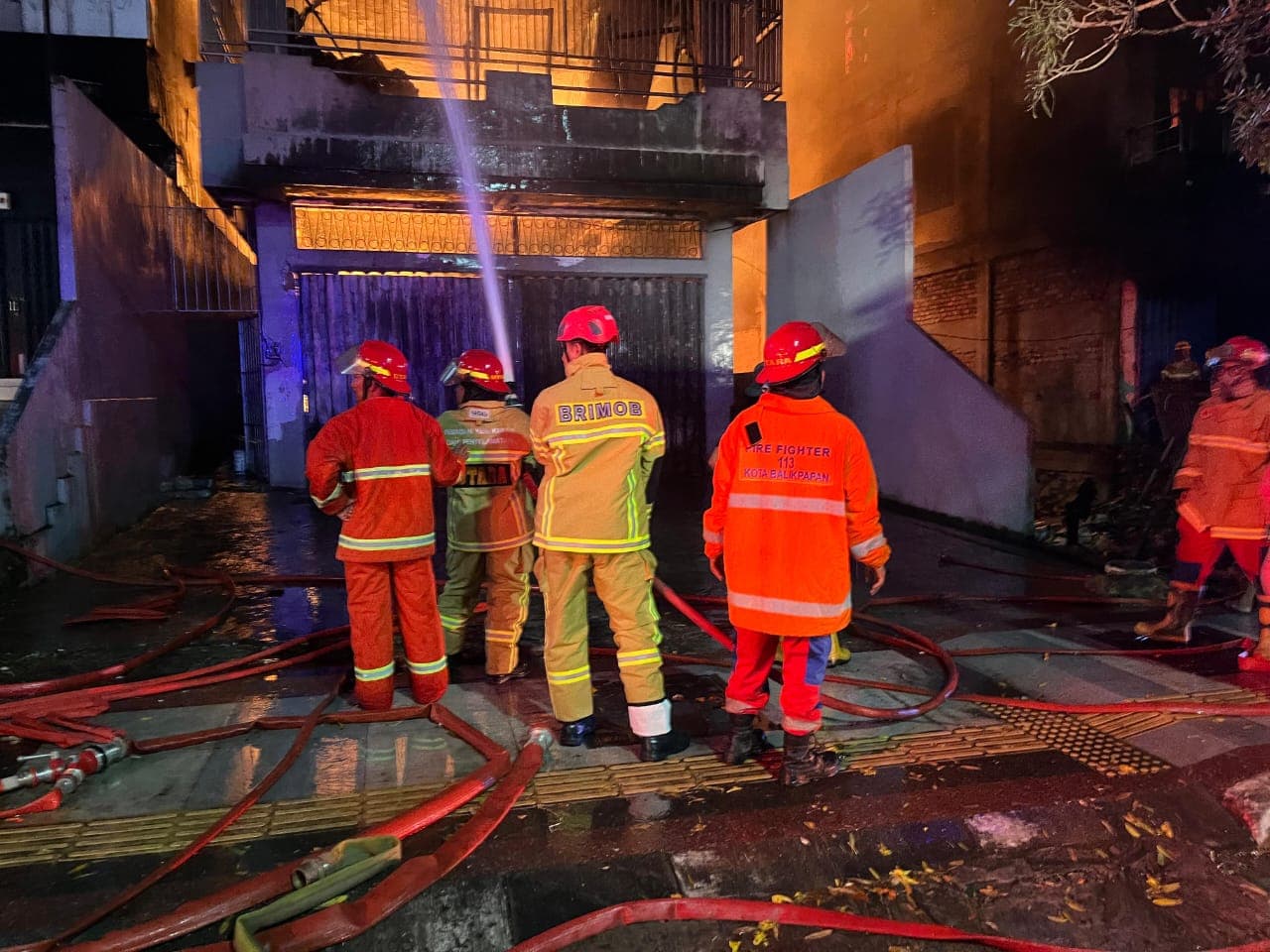 Kebakaran Hanguskan Rumah dan Dua Ruko di Klandasan Ilir