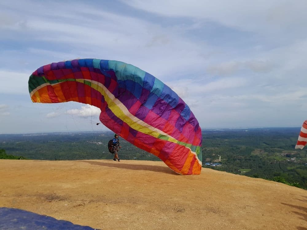 Bukit Sebatik di Kutai Timur diresmikan jadi arena paralayang pertama pesisir Kaltim. Jadi magnet baru sport tourism dan peluang ekonomi warga. (Prokom Kutim)