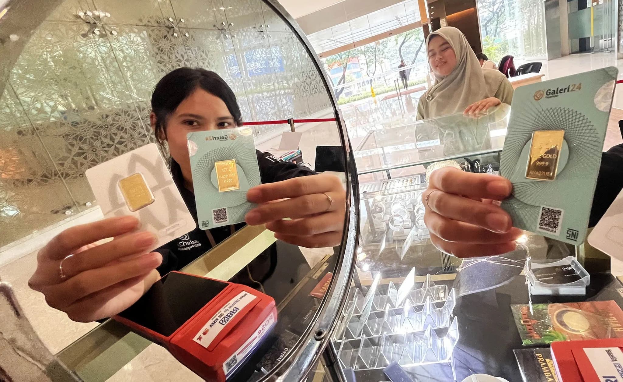 Harga Emas Antam Hari Ini Turun Rp15.000 per Gram