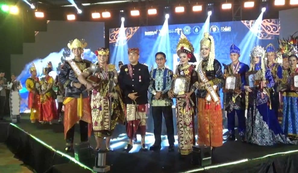 Senator DPD RI Shri I Gusti Ngurah Arya Wedakarna Mahendradatta Wedasteraputra Suyasa, bersama Wali Kota Balikpapan, Dr H Rahmad Mas’ud, SE, ME, berfoto bersama pemenang Duta Wisata Indonesia 2025 asal Balikpapan, Minggu (9/11/2026) malam