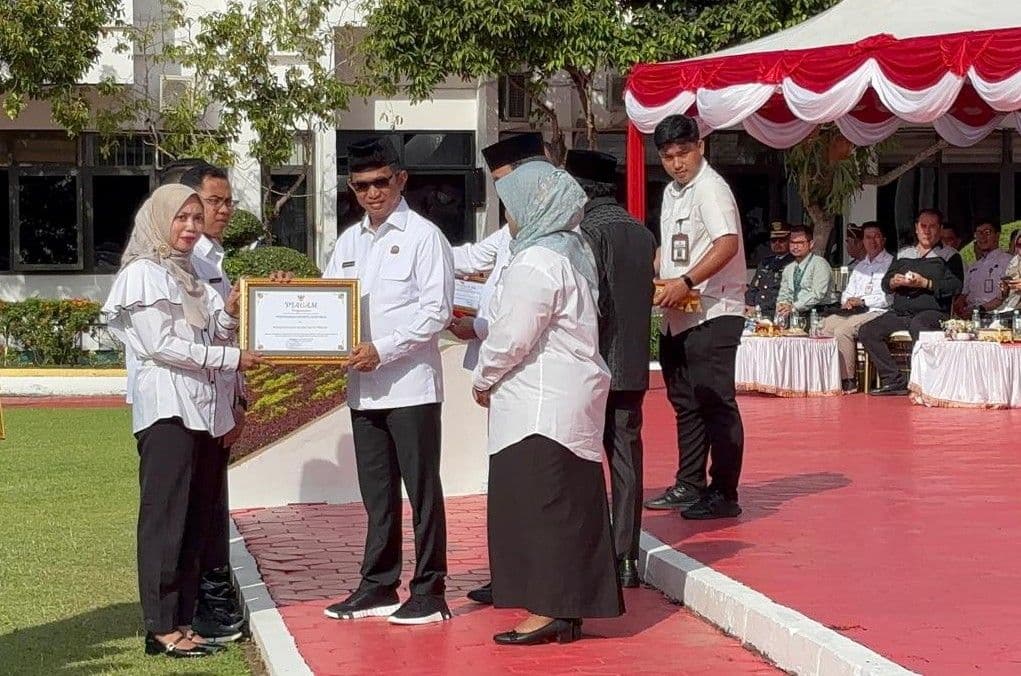 Wali Kota Balikpapan Rahmad Mas'ud menyerahkan penghargaan bidang kesehatan kepada tenaga medis dan Puskesmas serta SPPG dalam peringatan HKN