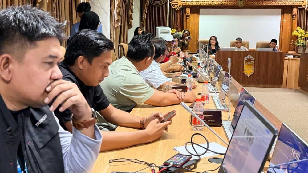 Suasana mediasi antara PT Pama Persada Nusantara dengan karyawan dan serikat pekerja yang dimediasi Bupati Kutai Timur, Ardiansyah Sulaiman dan Ketua DPRD, Jimmi. (Foto: Prokutim/Dewi)