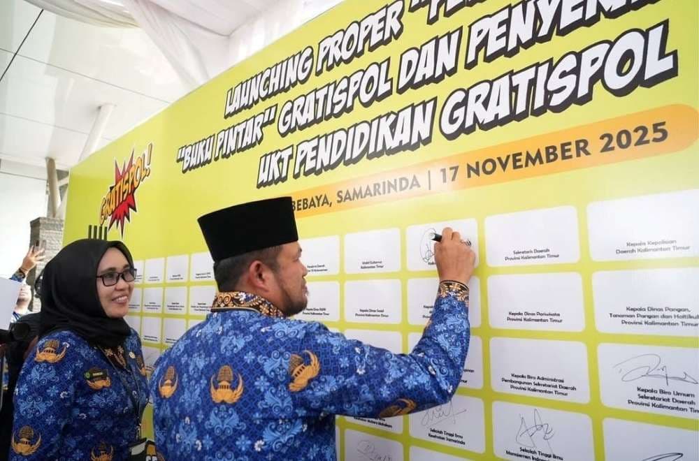 Gubernur Kaltim Rudy Mas'ud menyerahkan secara simboolis Uang Kuliah Tunggal (UKT) tahun 2025 dari Program Pendidikan Gratispol Generasi Emas Kaltim. (Foto: Adpimprov/ Adi Suseno)