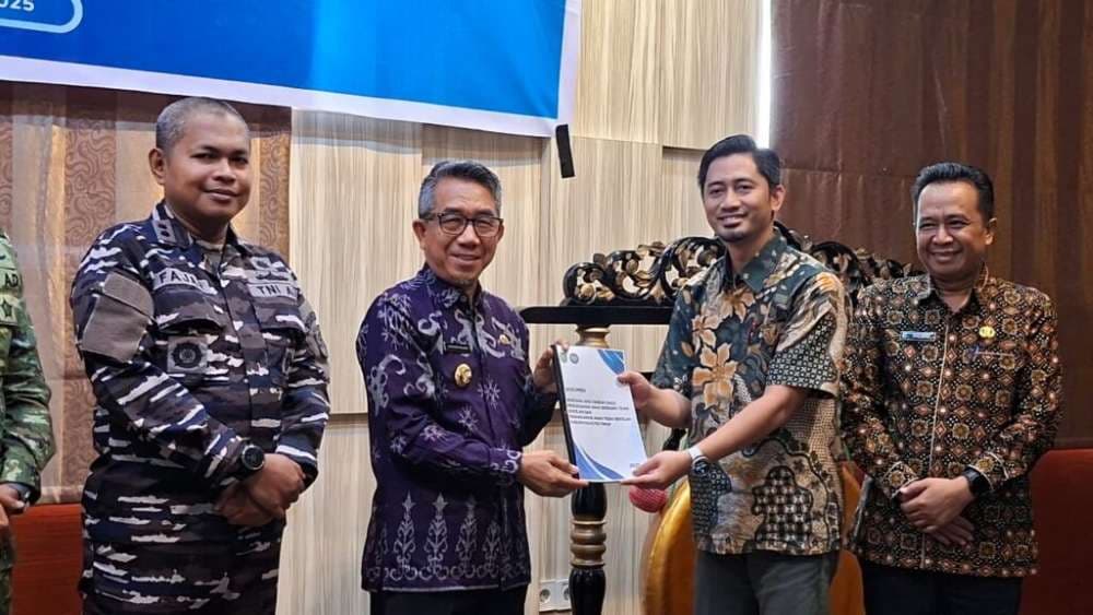 Bupati Kutai Timur, Ardiansyah Sulaiman menyerahkan Rencana Aksi Daerah Strategi Anti Anak Tidak Sekolah (RAD SITISEK). (Foto: Prokom/Habibah)