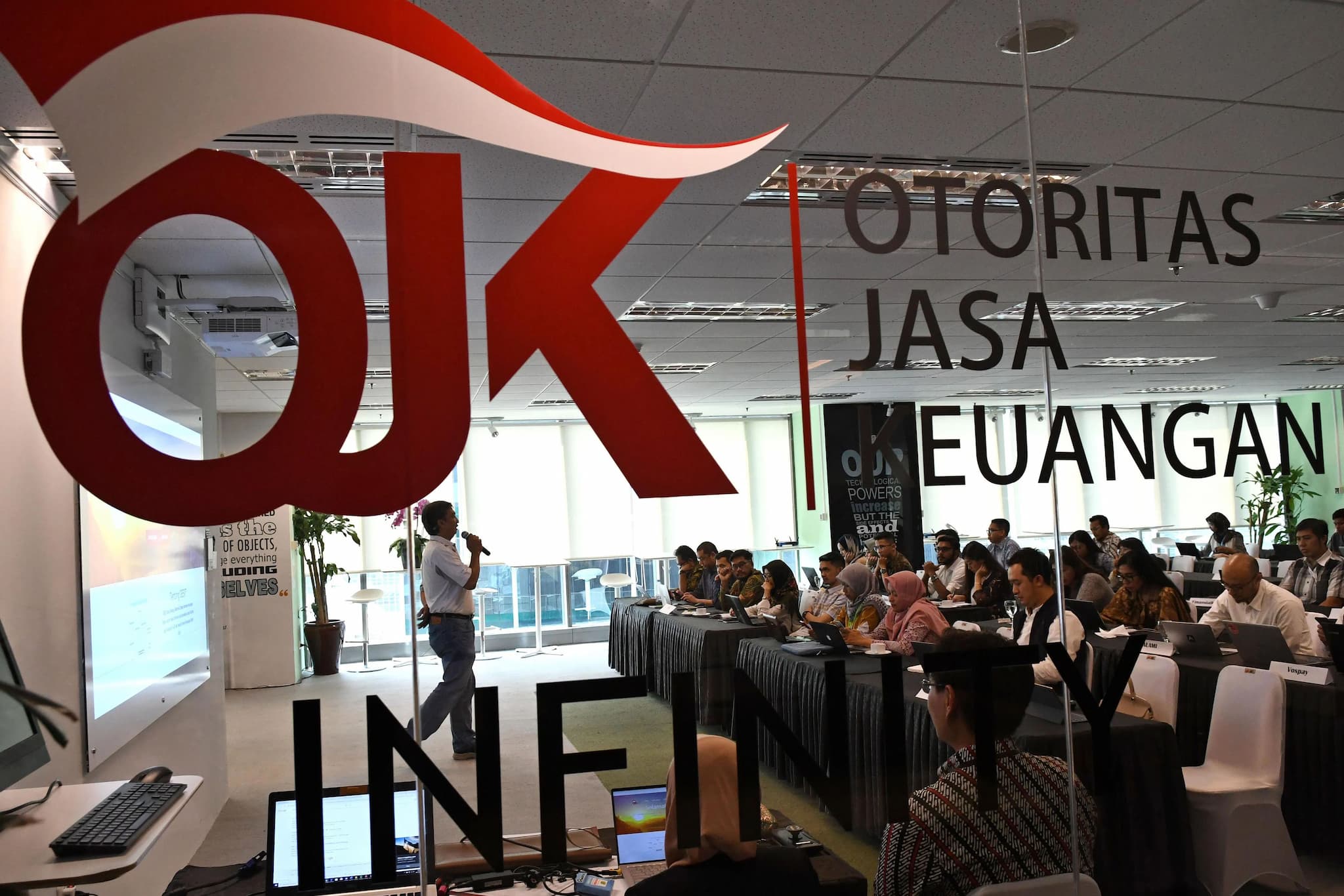 OJK beri sanksi sejumlah pihak diduga memanipulasi perdagangan saham. 