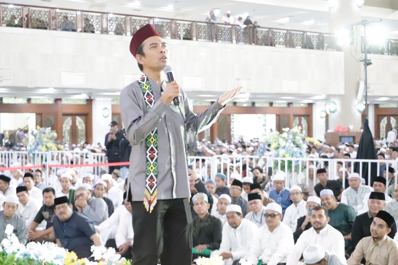 Ribuan Jamaah Padati Tabligh Akbar, UAS Puji Program Gratispol