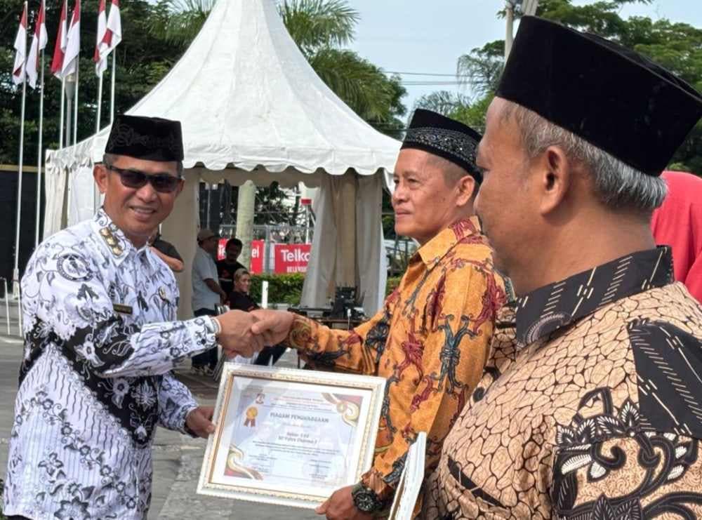 Wali Kota Balikpapan, Rahmad Mas'ud memberikan piagam penghargaan kepada guru berprestasi pada peringatan HUT ke-80 PGRI 