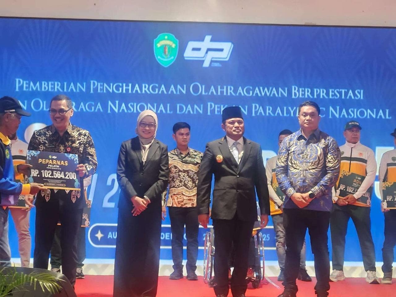 Gubernur Kaltim Rudy Mas'ud menyerahkan bonus atlet berprestasi di Kalimantan Timur. 