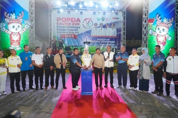 Penutupan POPDA XVII  Kabupaten Penajam Paser Utara (PPU) pada Kamis (27/11/2025) malam. Sekretaris Daerah Provinsi Kalimantan Timur, Sri Wahyuni, mewakili Gubernur Kaltim, menegaskan bahwa POPDA bukan sekadar ajang perebutan medali, melainkan fondasi penting dalam membangun Generasi Emas olahraga Kaltim. (Adpimprov)