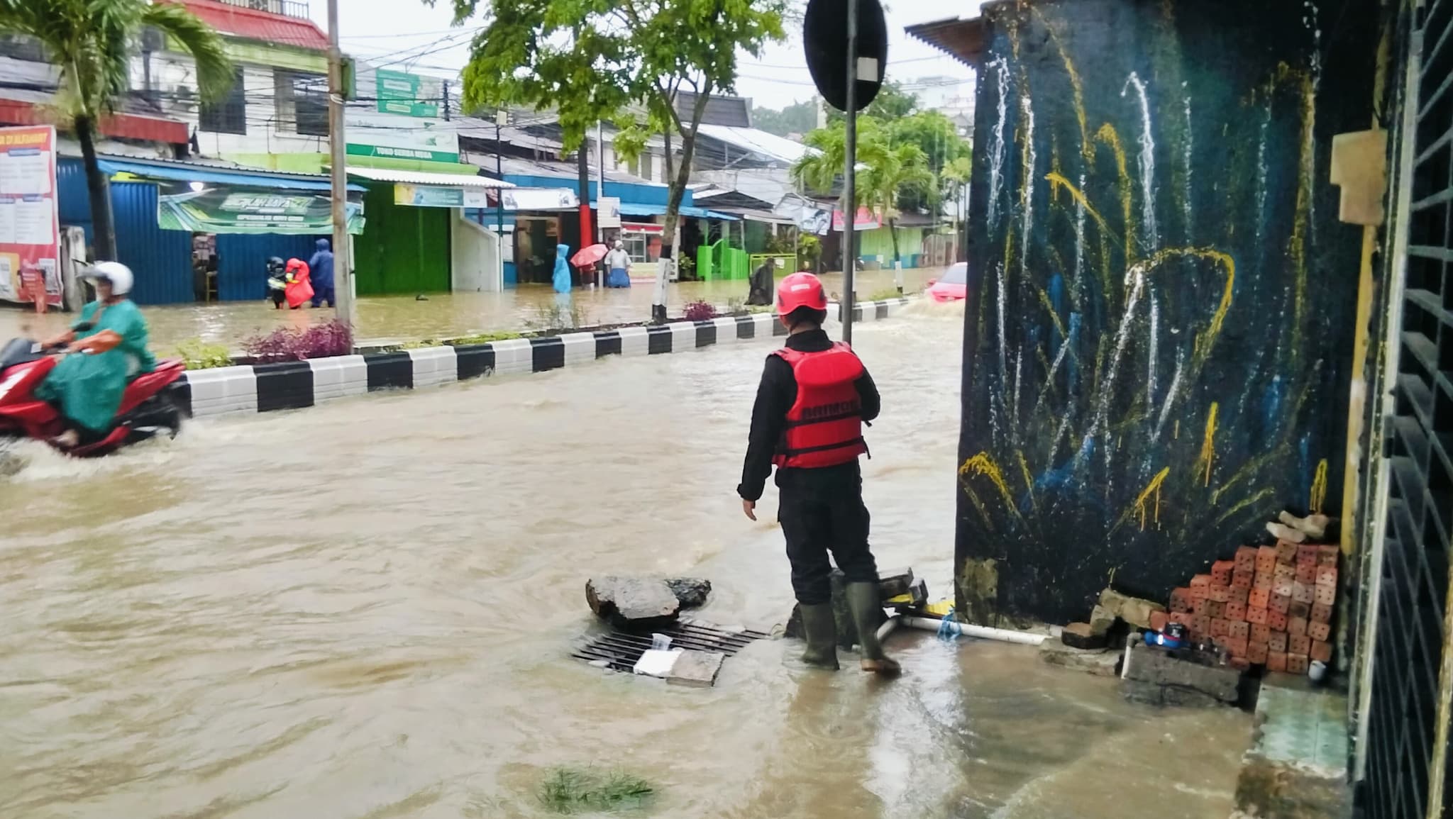 Seorang anggota Brimob Polda Kalimantan Timur bersiaga di Jalan MT Haryono Balikpapan, Sabtu, 29 November 2025.