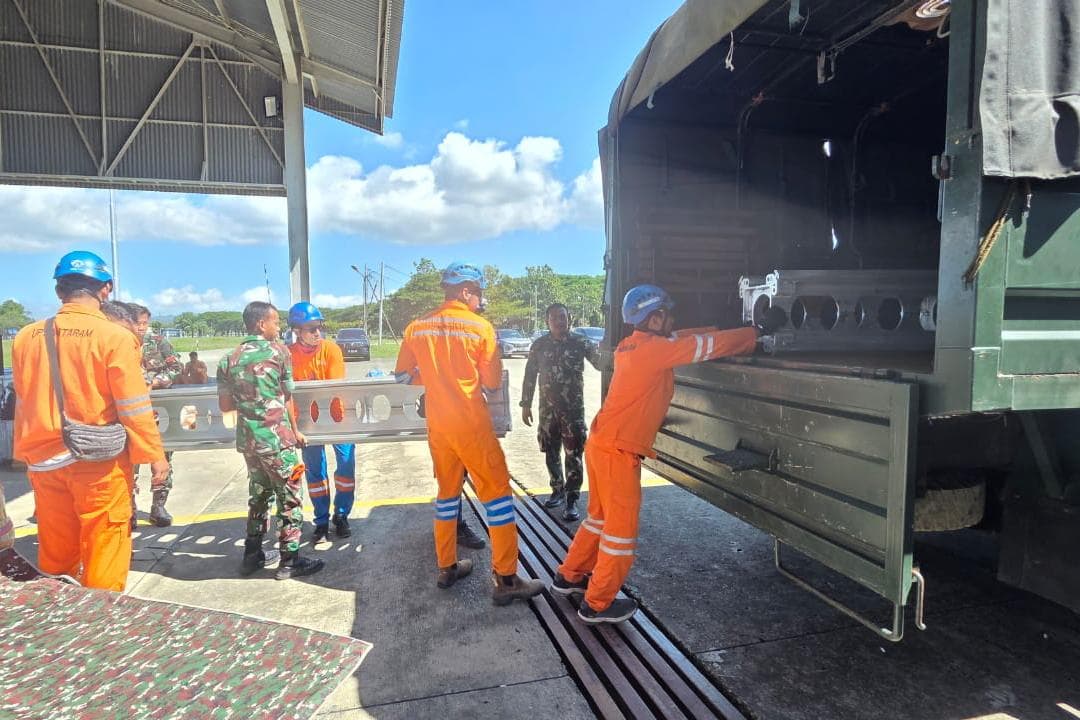 Personel PLN dan TNI Angkatan Darat mengangkut material tower Saluran Udara Tegangan Tinggi (SUTT) ke dalam truk di Landasan Udara Sultan Iskandar Muda, Aceh (30/11). Material ini akan didistribusikan ke lokasi-lokasi pembangunan emergency tower di titik tower SUTT terdampak yang dapat diakses melalui jalur darat.