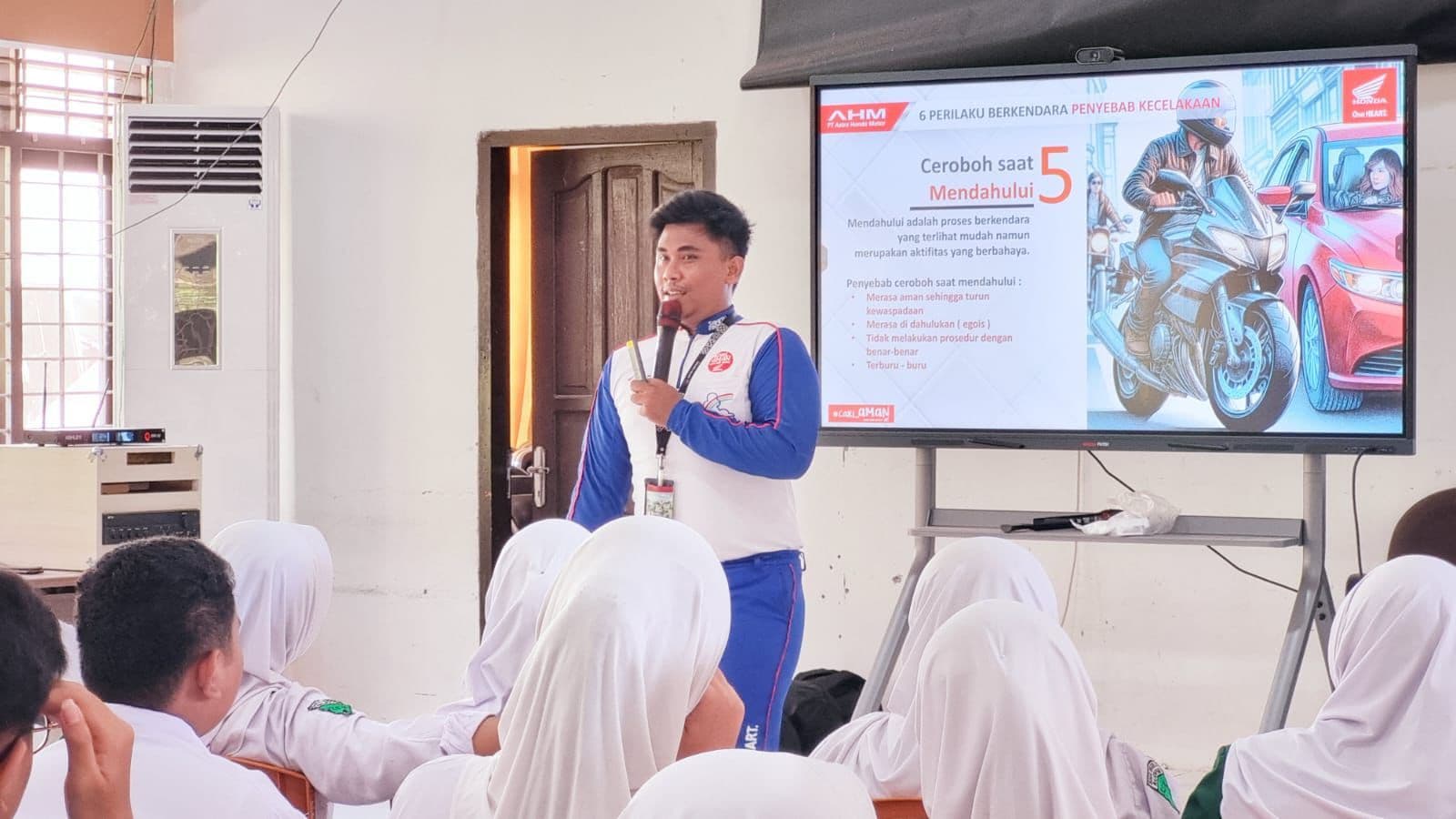 Astra Motor Gaungkan Safety Riding di SMK Ibnu Khaldun
