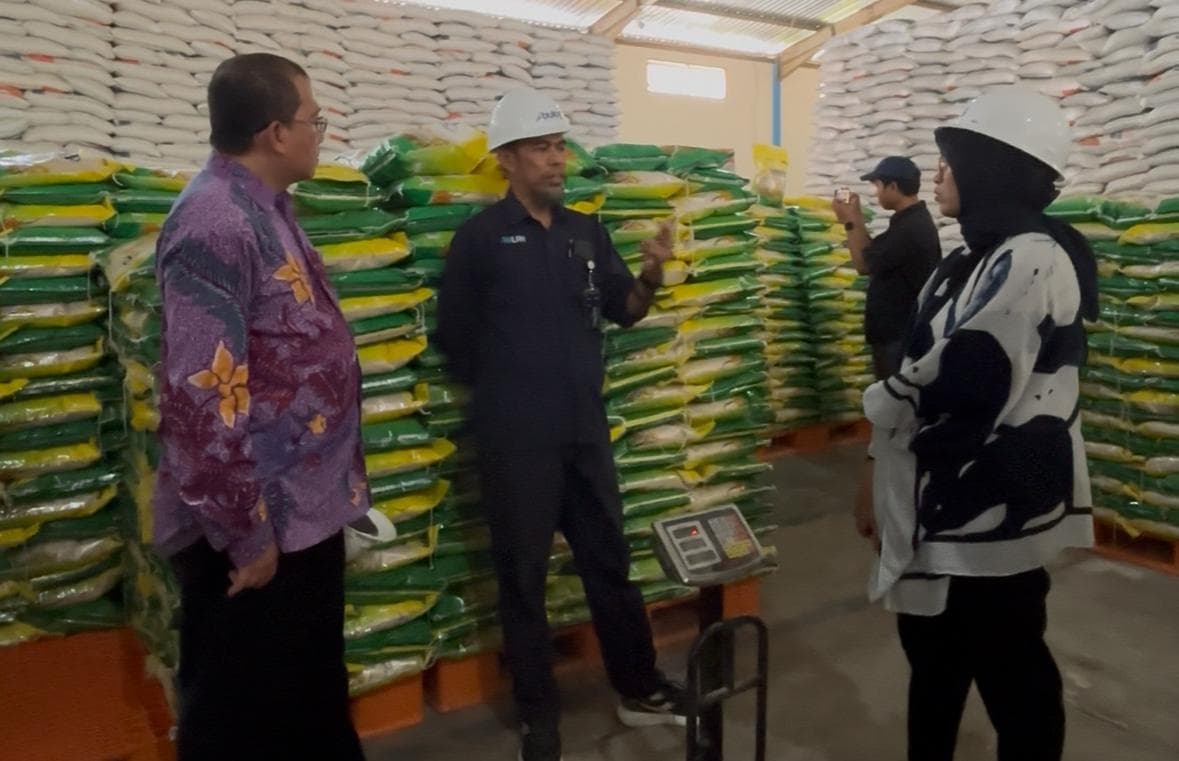 Kepala Bulog Wilayah Kalimantan Timur–Kalimantan Utara, Musazdin Said, saat mendampingi tim monitoring Kementerian Koordinator Bidang Perekonomian RI di Gudang Bulog Klandasan, Rabu (3/12/2025)